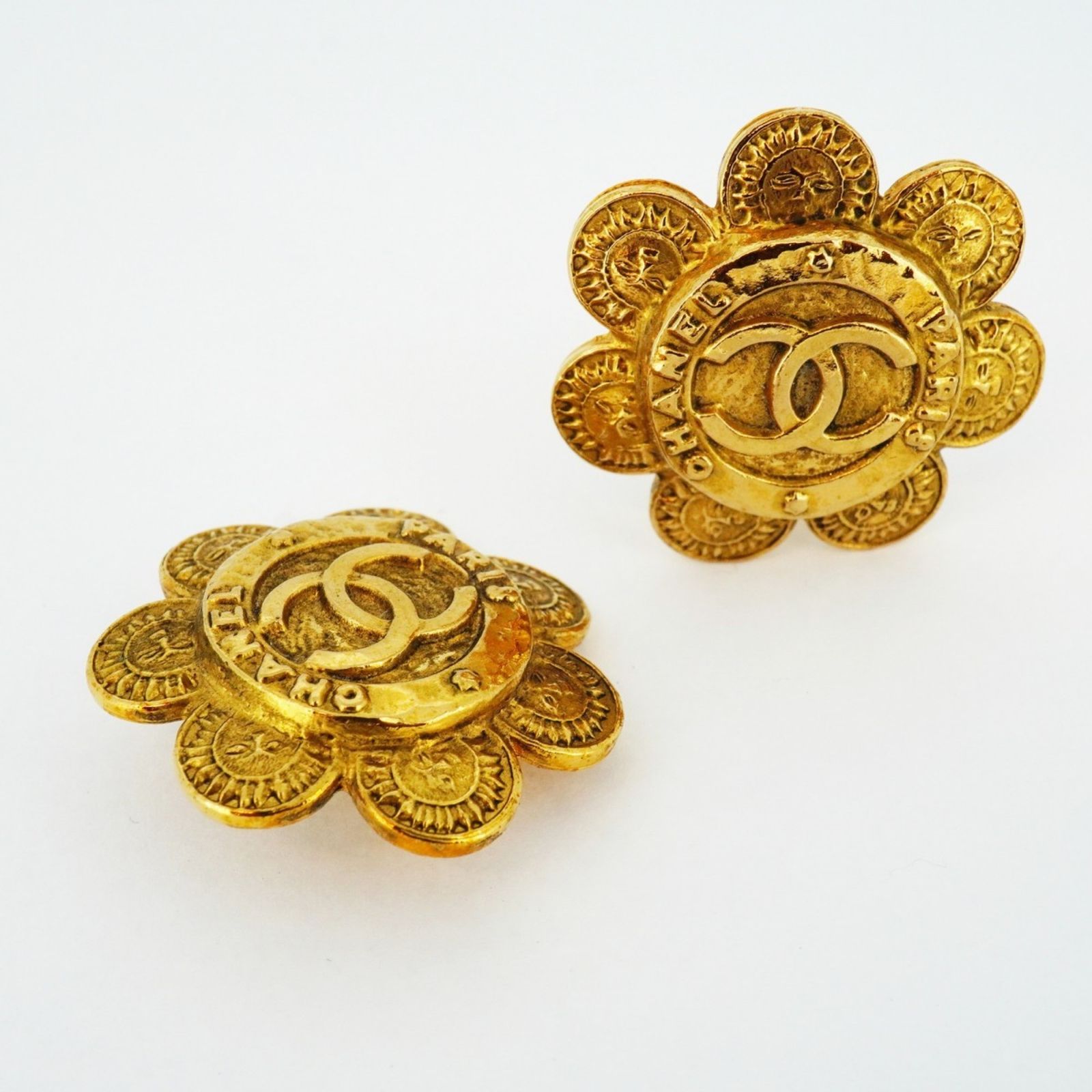 Chanel 1990 Gold Flower Motif Earrings - Image 2