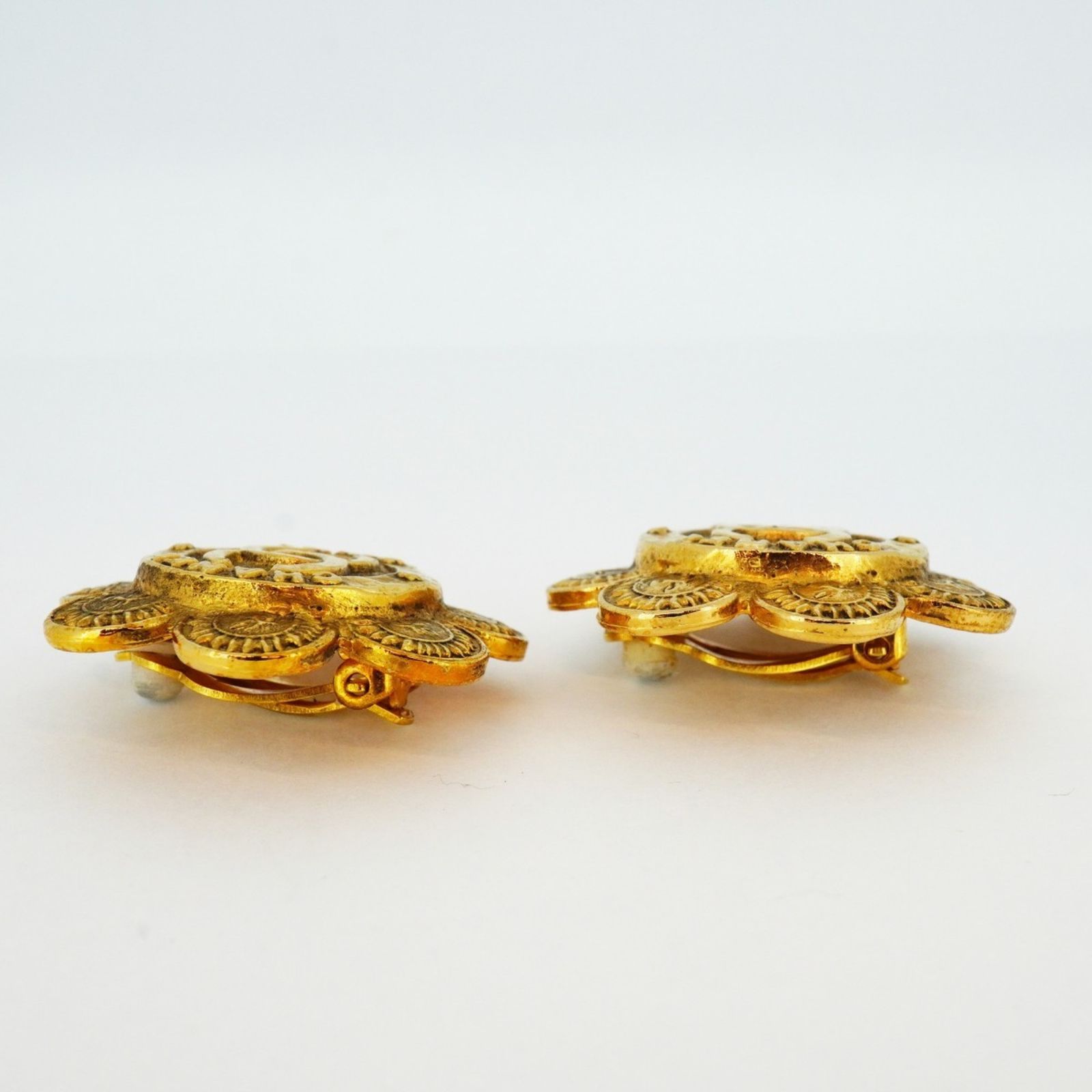 Chanel 1990 Gold Flower Motif Earrings - Image 3