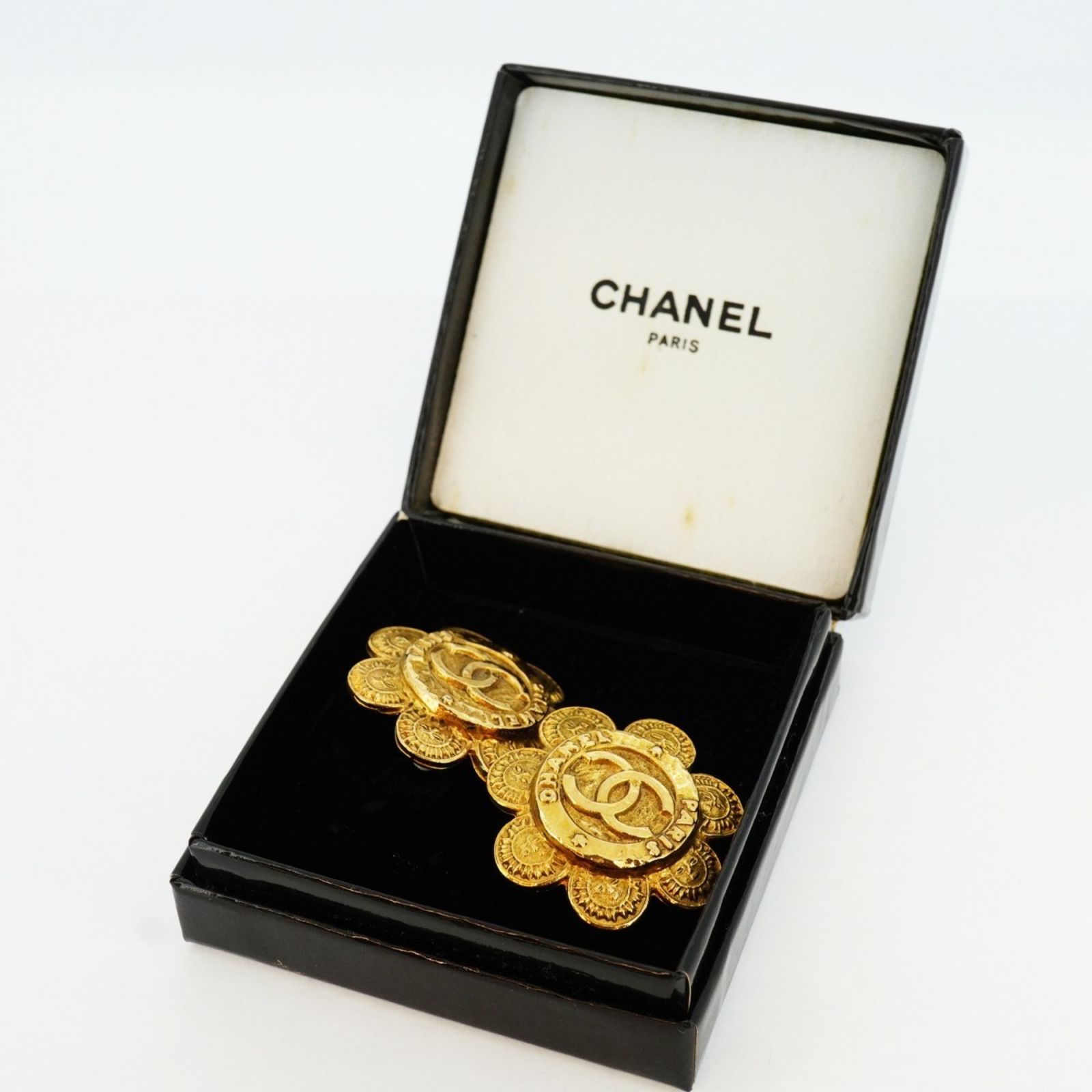 Chanel 1990 Gold Flower Motif Earrings - Image 7